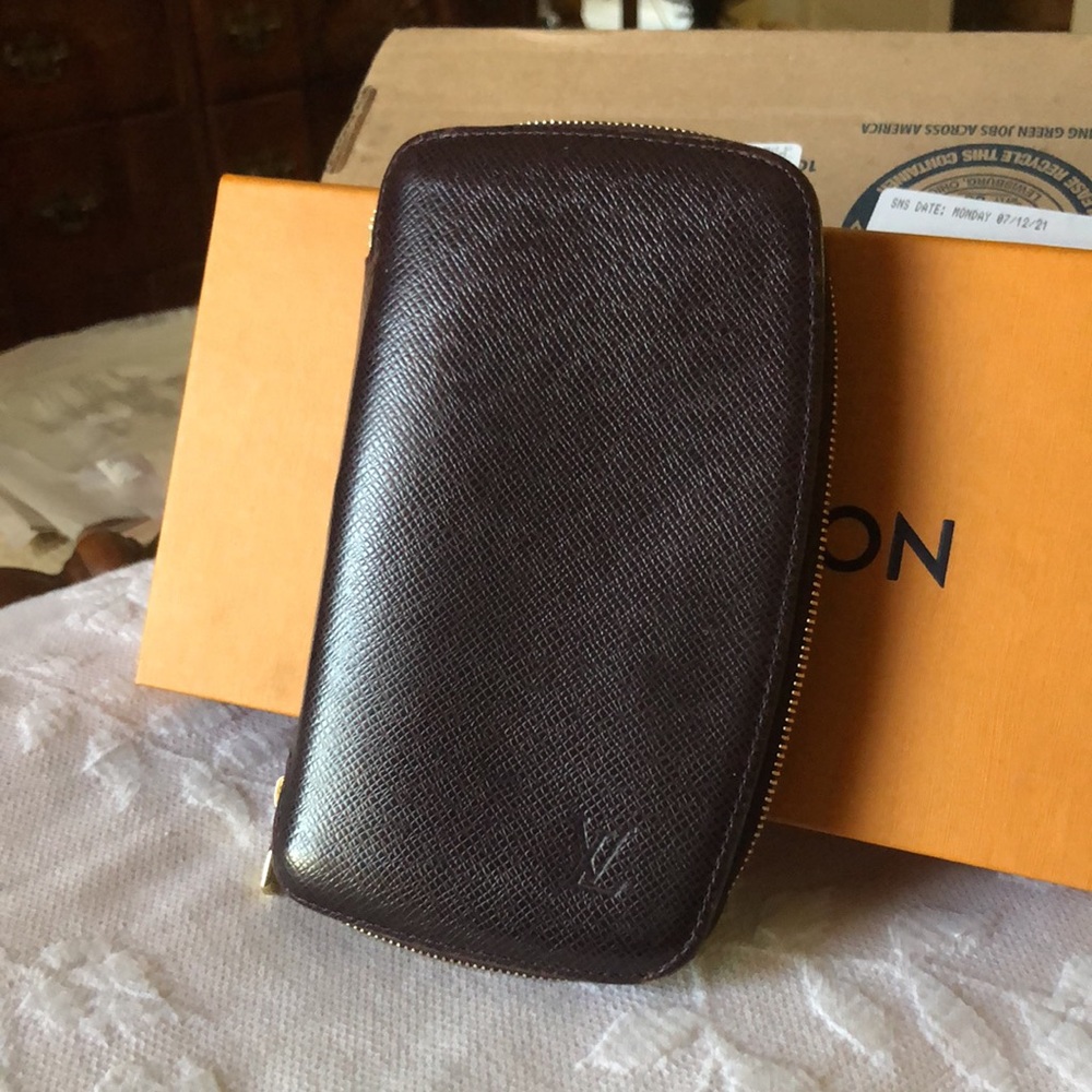 Louis Vuitton Atoll Taiga Grizzli Travel wallet EUC